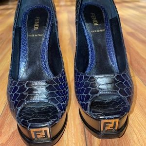 Royal blue (crocodile leather)